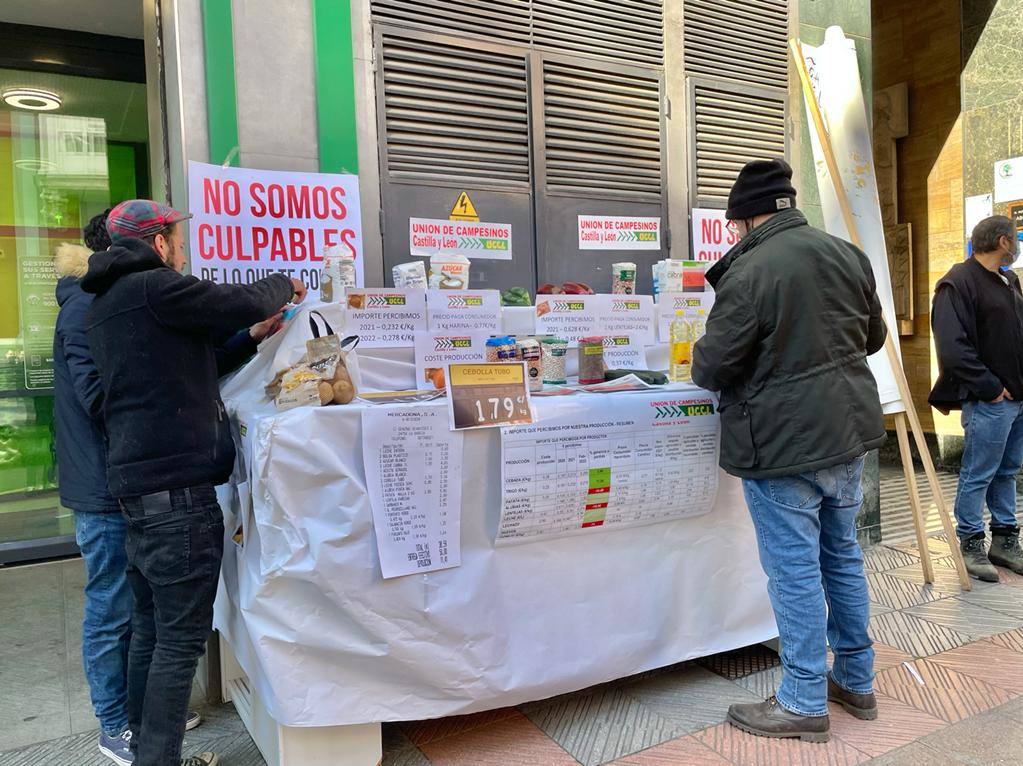 Lote de productos expuestos por UCCL a las puertas de un supermercado en León capital. 