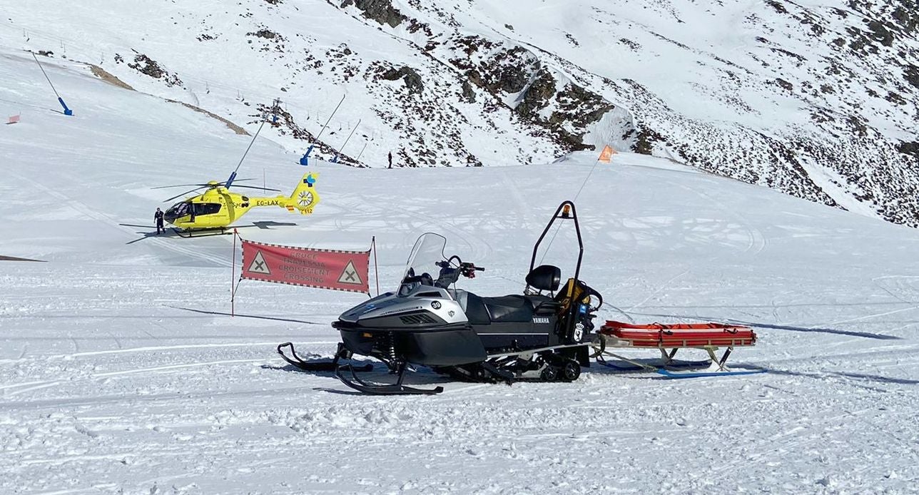 Un esquiador fallecido y un herido grave tras chocar entre ellos en un descenso en San Isidro. Múltiples equipos de emergencias, incluyendo el helicóptero medicalizado, se han desplazado a la zona. Los esquiadores chocaron entre sí antes de estrellarse contra el pilar que sustenta el telesilla. Otro esquiador logró esquivar el impacto y salir ileso. 