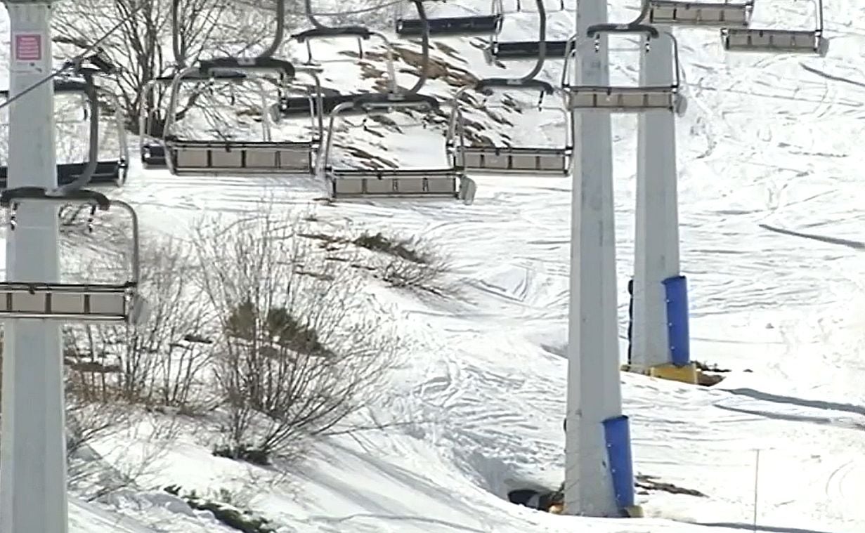 Un esquiador fallecido y un herido grave tras chocar entre ellos en un descenso en San Isidro. Múltiples equipos de emergencias, incluyendo el helicóptero medicalizado, se han desplazado a la zona. Los esquiadores chocaron entre sí antes de estrellarse contra el pilar que sustenta el telesilla. Otro esquiador logró esquivar el impacto y salir ileso. 