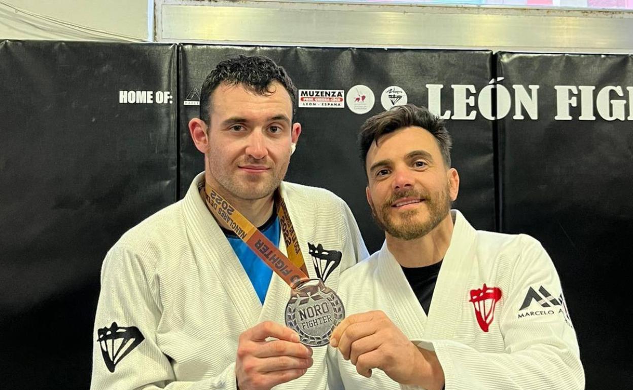 Sergio Pérez, del equipo León Fight Club posa con la medalla de plata, obtenida en el Campeonato de Jiujitsu «Noro Fighter». 