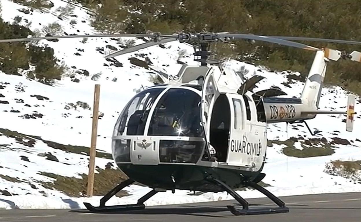 Imagen del helicóptero de la Guardia Civil, este miércoles, en la estación de San Isidro. 