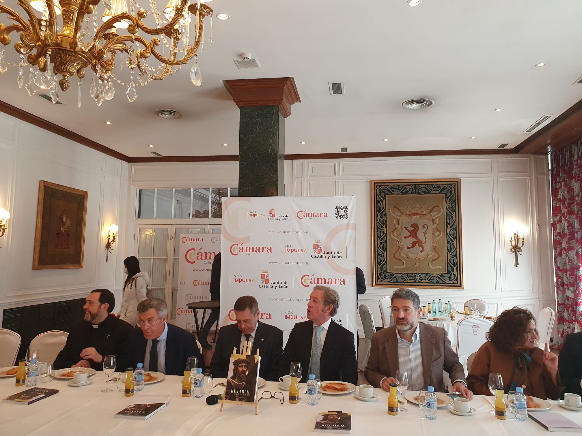 Acto de presentación del libro 'Retablo de la Semana Santa de León' de Máximo Cayón Diéguez