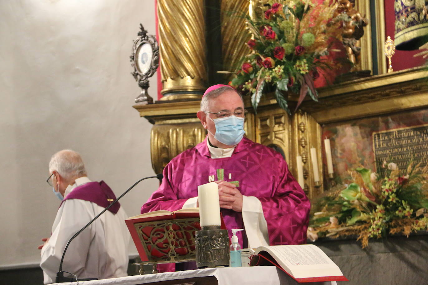 Ceremonía litúrgica del Besamanos de Nuestra Señora de la Soledad en León.