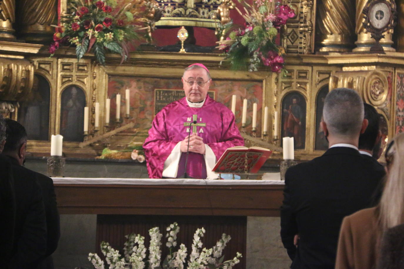 Ceremonía litúrgica del Besamanos de Nuestra Señora de la Soledad en León.