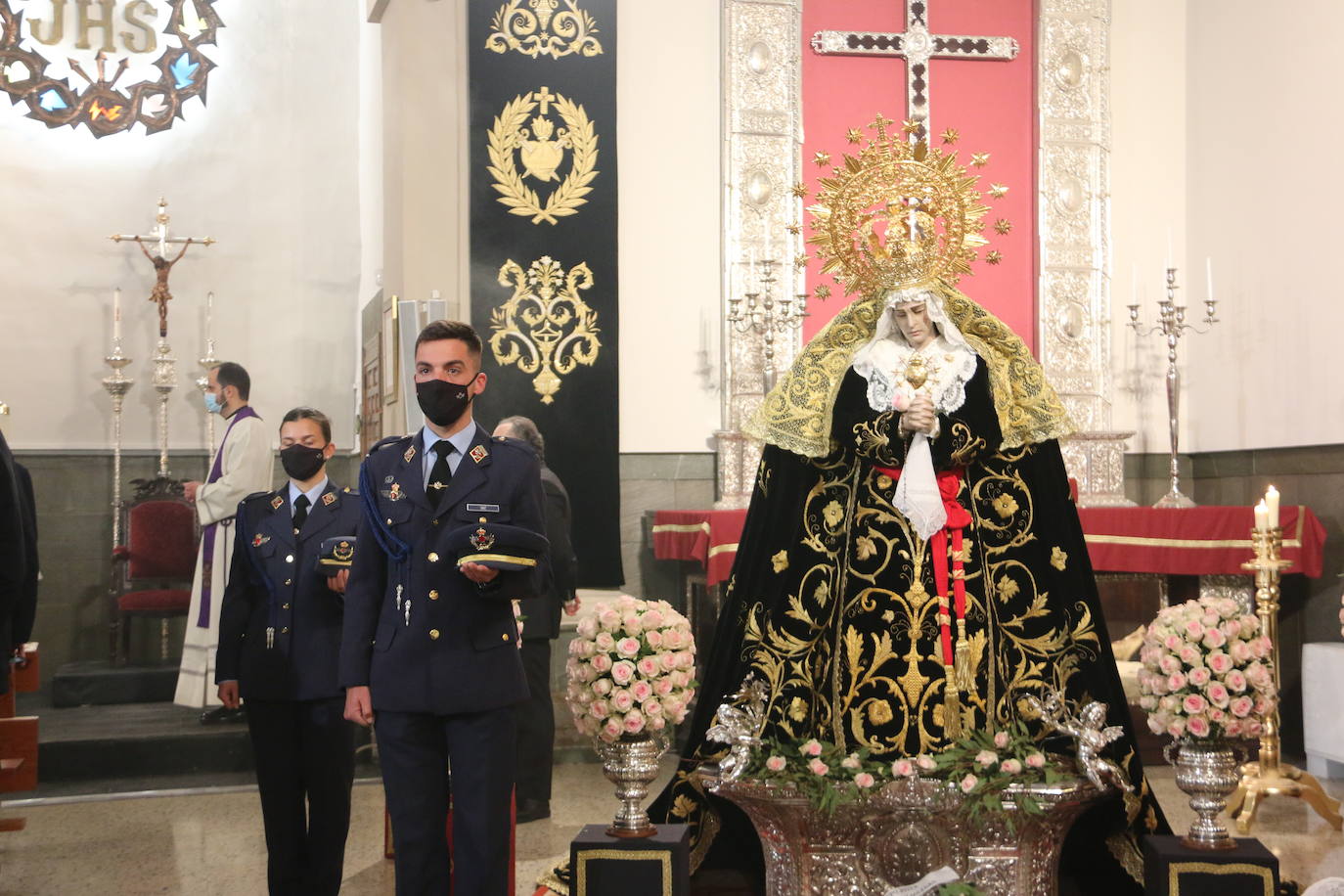 Ceremonía litúrgica del Besamanos de Nuestra Señora de la Soledad en León.