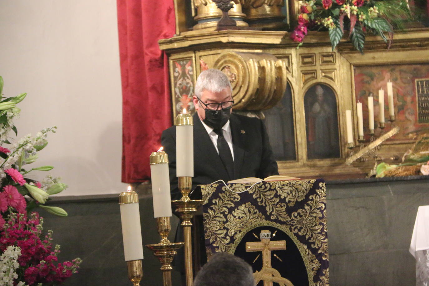 Ceremonía litúrgica del Besamanos de Nuestra Señora de la Soledad en León.