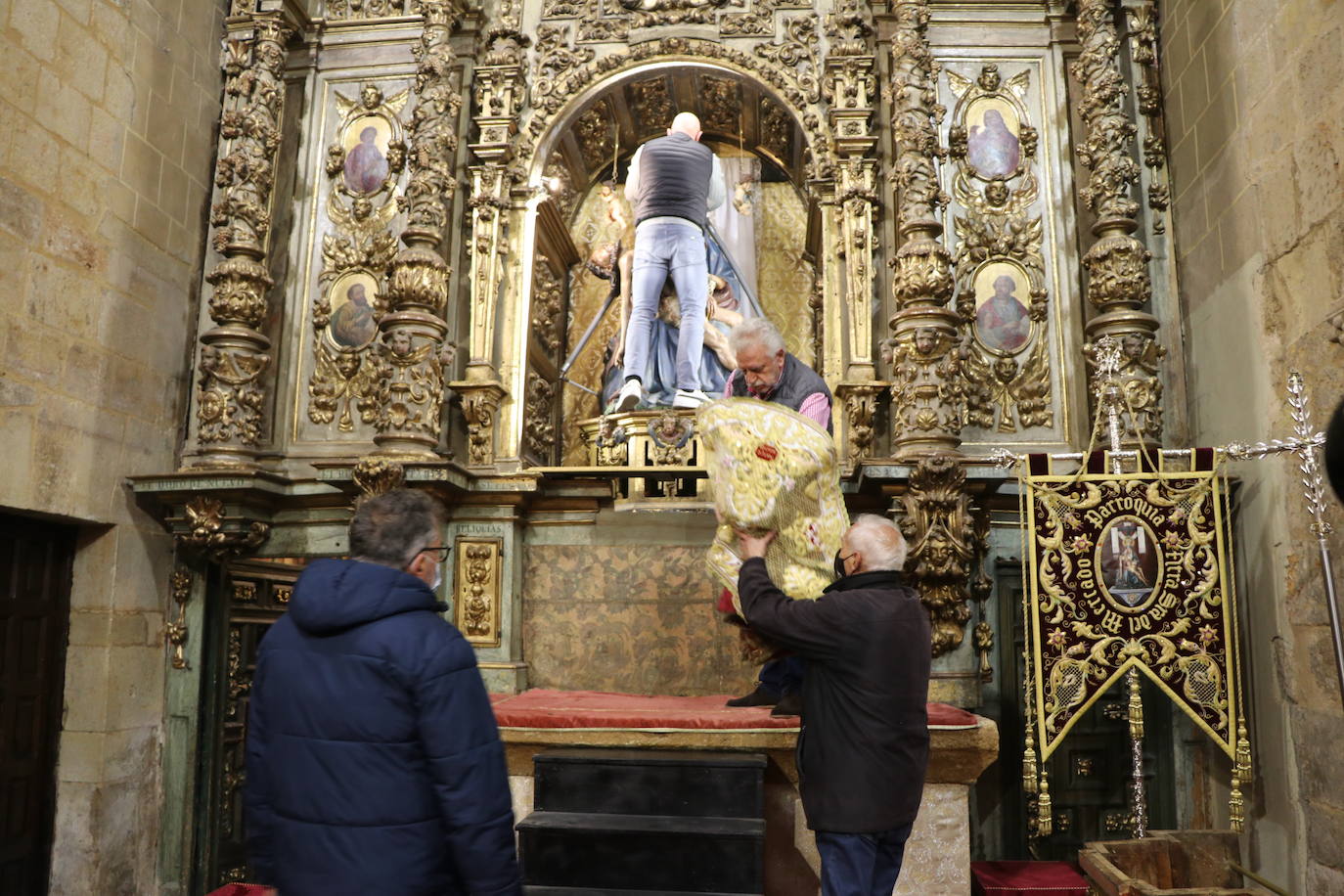 Fotos: La Virgen del Mercado desciende de su camarín