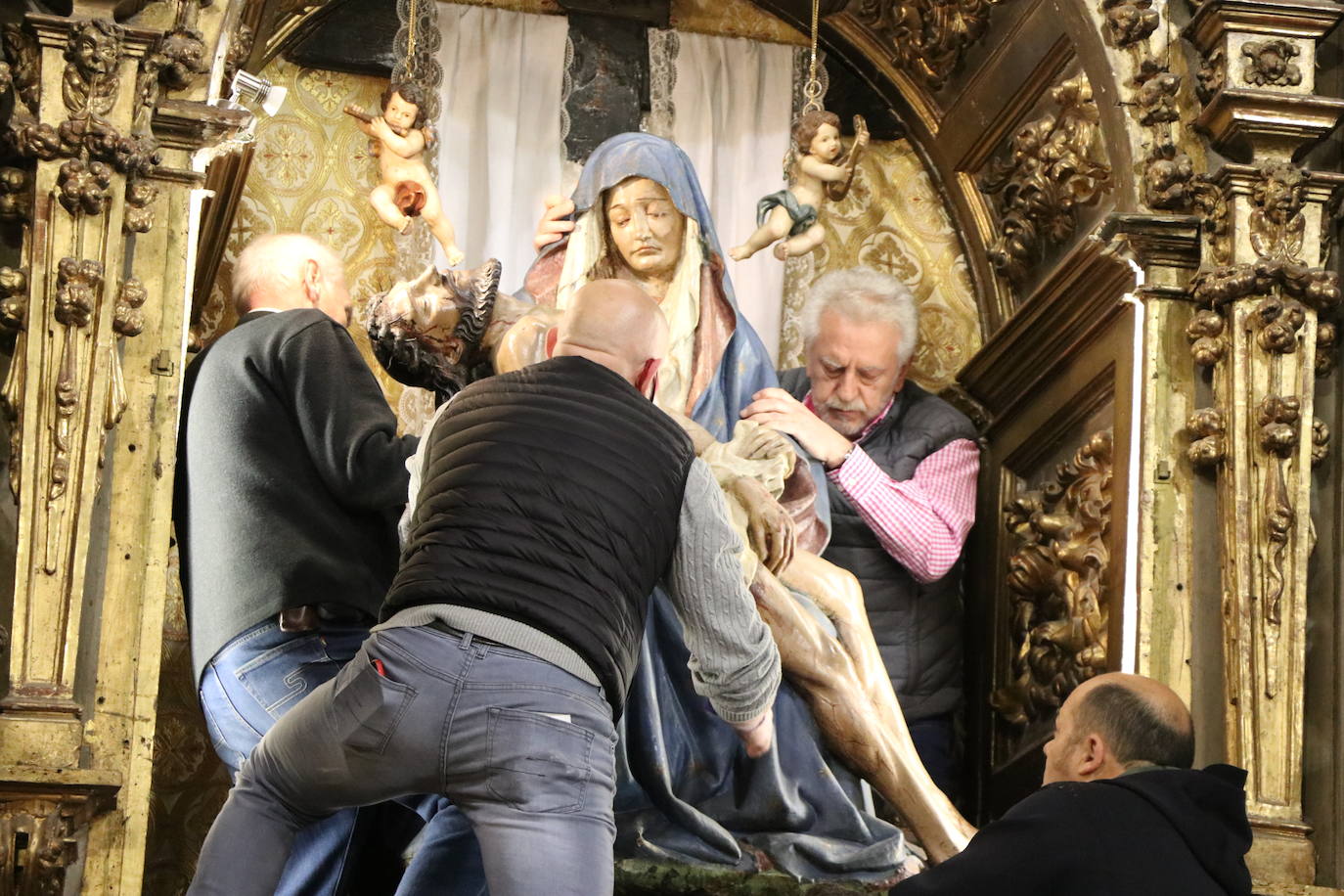 Fotos: La Virgen del Mercado desciende de su camarín