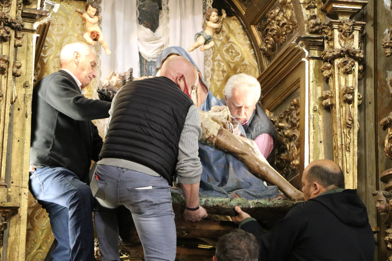 Fotos: La Virgen del Mercado desciende de su camarín