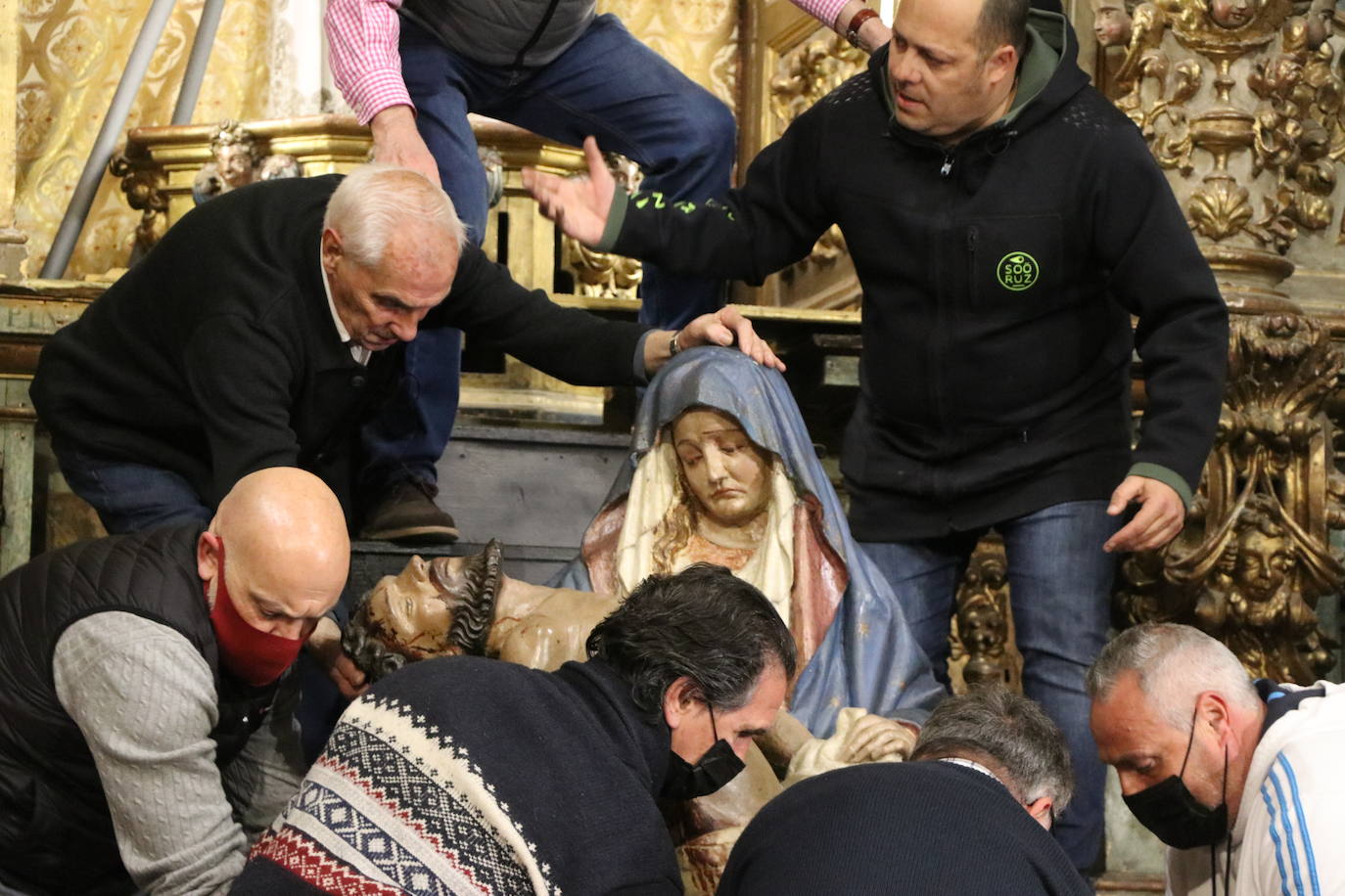 Fotos: La Virgen del Mercado desciende de su camarín