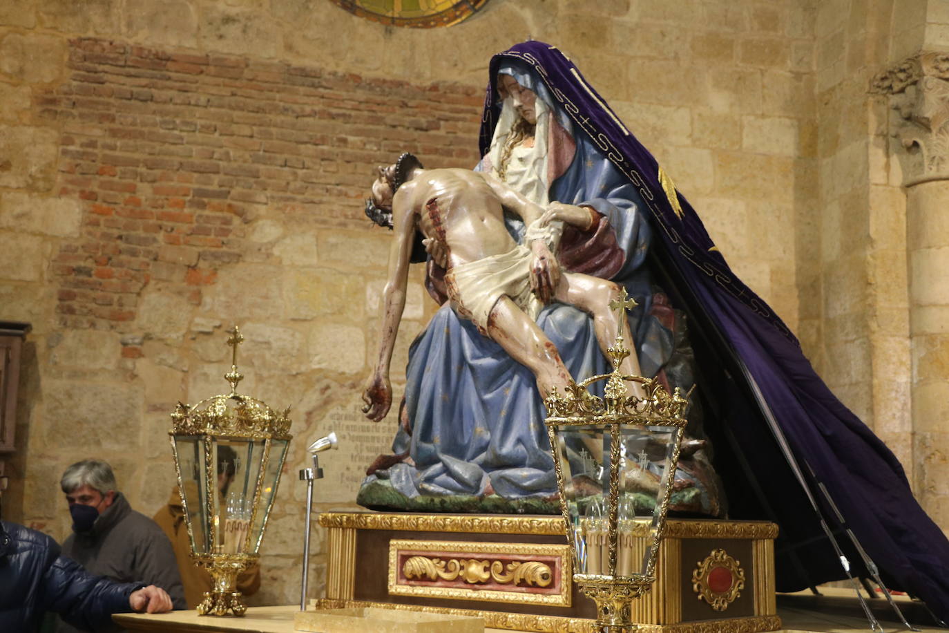 Fotos: La Virgen del Mercado desciende de su camarín