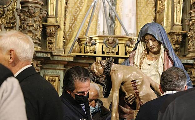 Galería. 'La Morenica', durante su tradicional descenso en la iglesia del Mercado, y en la previa de su cita procesional de este viernes por las calles de León capital. 