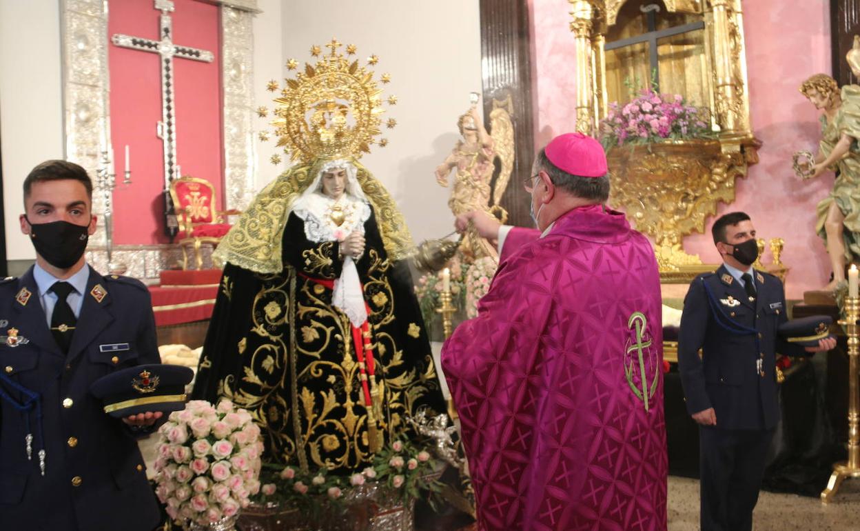 El Obispo de León, Excmo. y Rvdmo. Sr. Luis Ángel de las Heras bendice la talla de Nuestra Señora de la Soledad. 