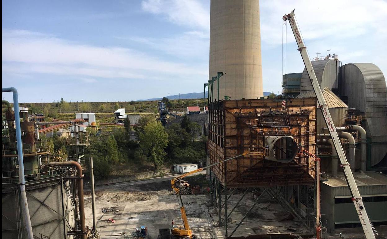 Trabajos de desmantelamiento de la central térmica de Compostilla II en Cubillos del Sil. 