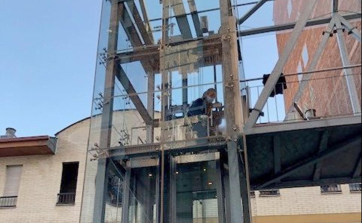 Imagen de las labores de limpieza en el ascensor de la calle Guatemala. 