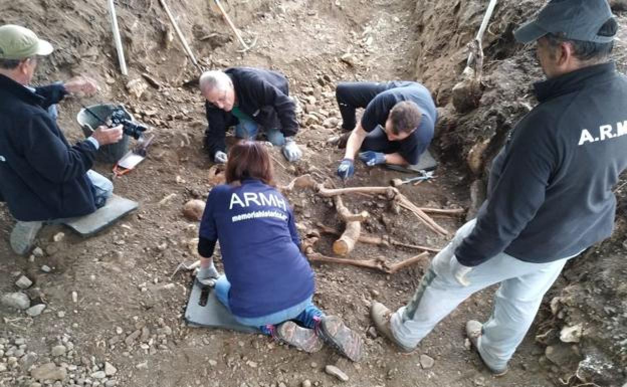 Una de las actuacioens de ARMH en la provincia de León para recuperar los restos de represaliados por el franquismo.