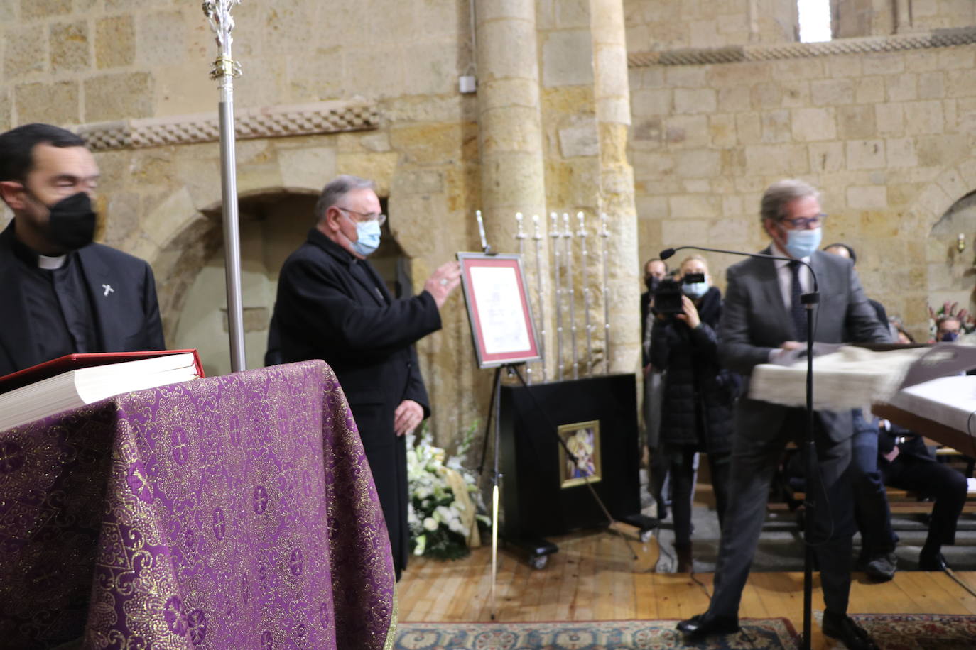 Las Madres Benedictinas reciben de la mano de la Cámara de Comercio esta distinción en la Iglesia del Mercado.