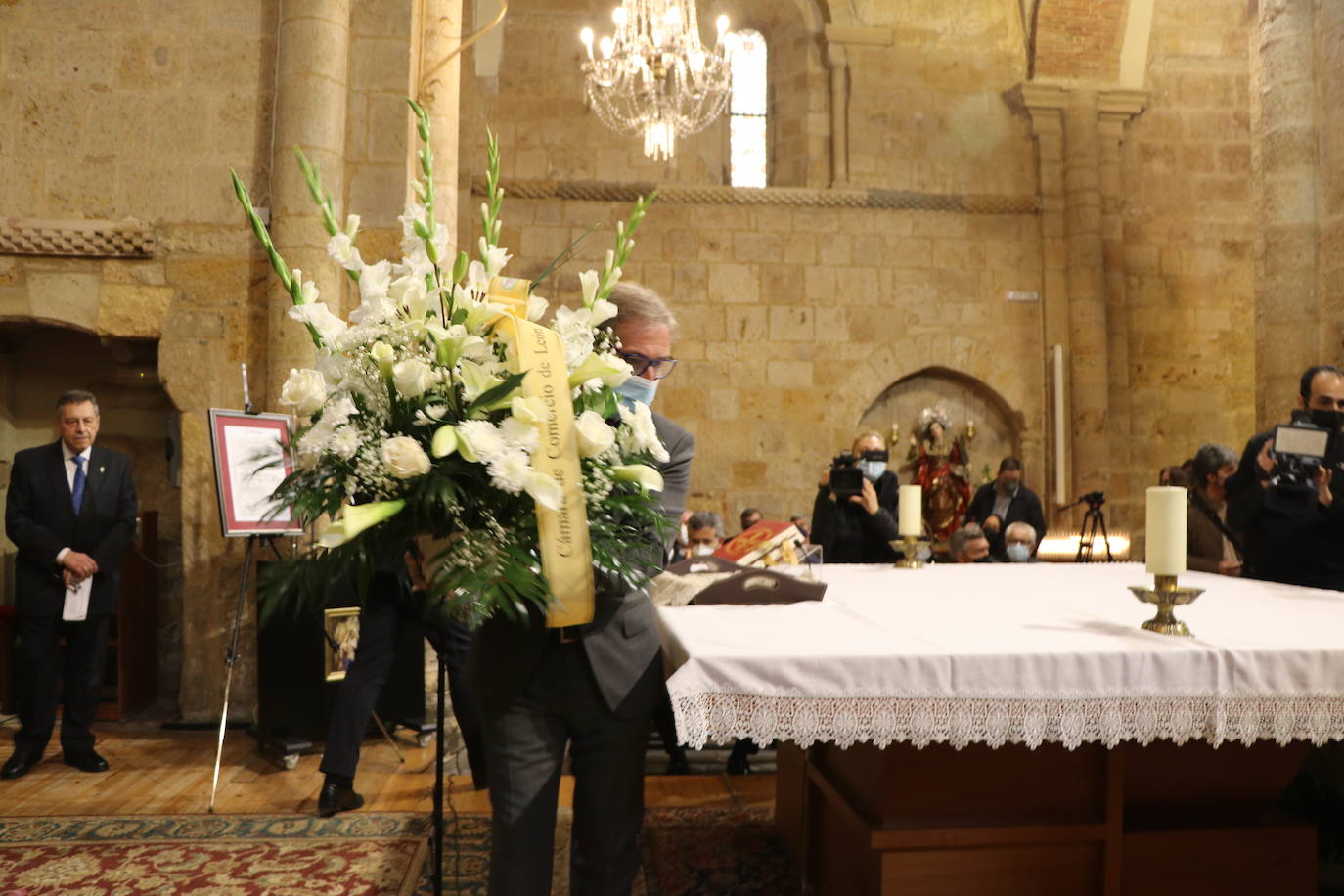 Las Madres Benedictinas reciben de la mano de la Cámara de Comercio esta distinción en la Iglesia del Mercado.