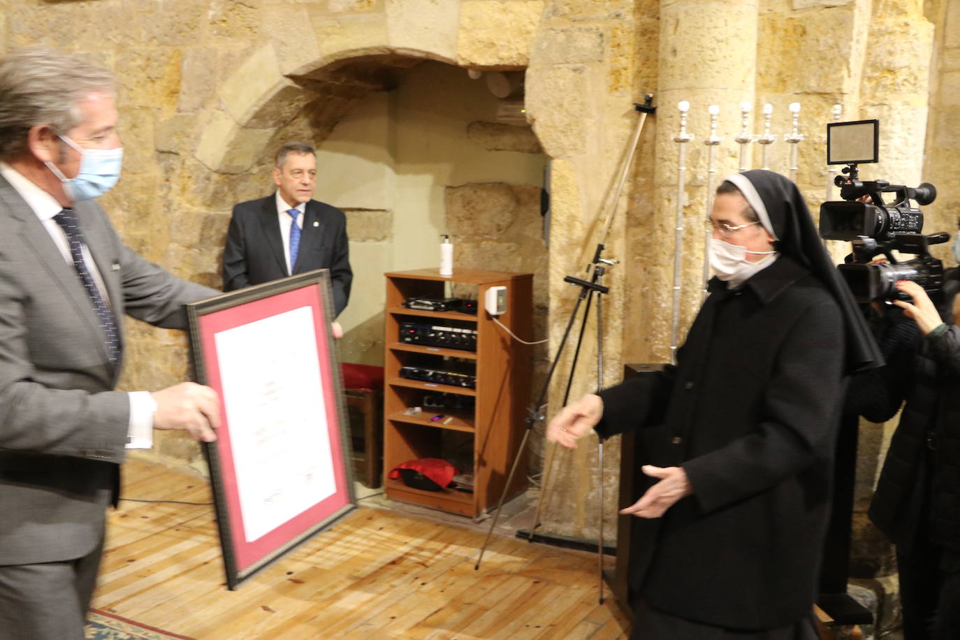 Las Madres Benedictinas reciben de la mano de la Cámara de Comercio esta distinción en la Iglesia del Mercado.