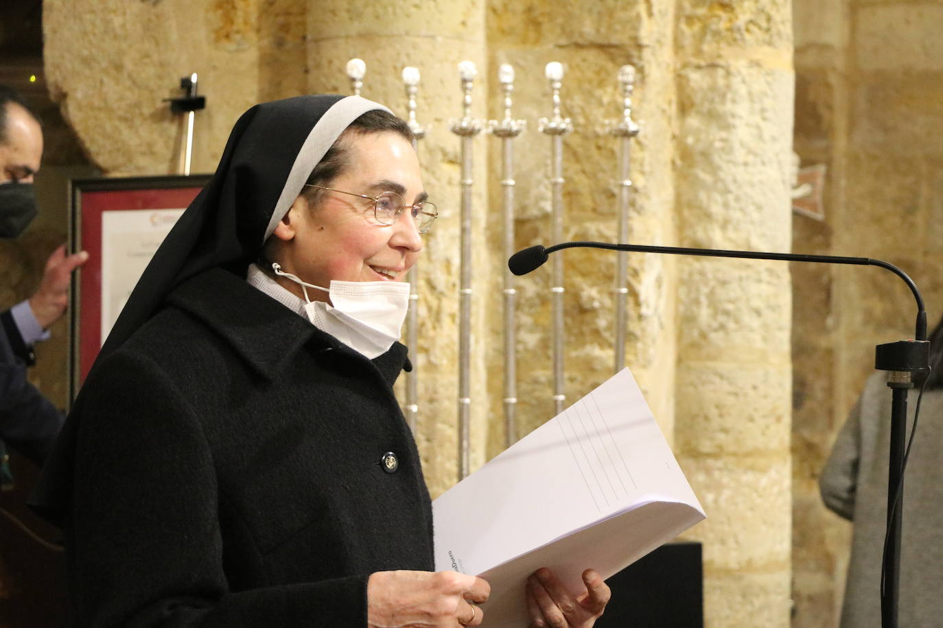 Las Madres Benedictinas reciben de la mano de la Cámara de Comercio esta distinción en la Iglesia del Mercado.