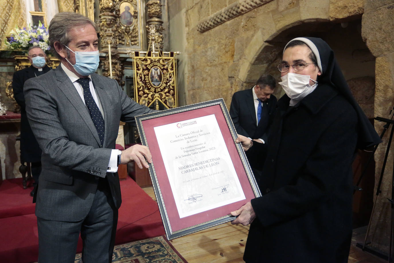 La cámara de comercio de León entrega al as carbajalas el reconocimiento en la Iglesia del Mercado.