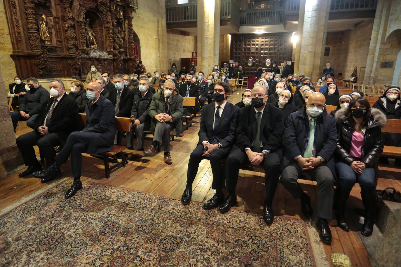 La cámara de comercio de León entrega al as carbajalas el reconocimiento en la Iglesia del Mercado.