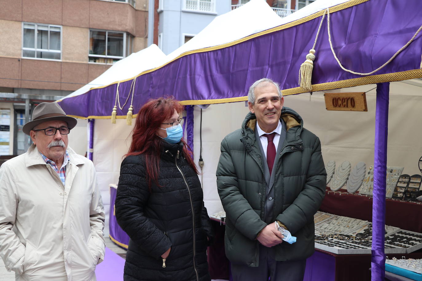 Una veintena de expositores de artesanía muestra sus productos en la plaza de las Cortes leonesas. 