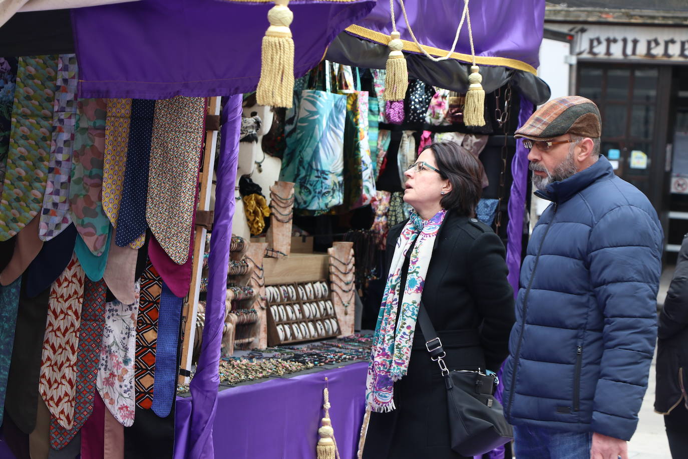 Una veintena de expositores de artesanía muestra sus productos en la plaza de las Cortes leonesas. 