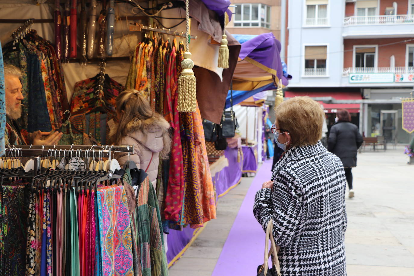 Una veintena de expositores de artesanía muestra sus productos en la plaza de las Cortes leonesas. 
