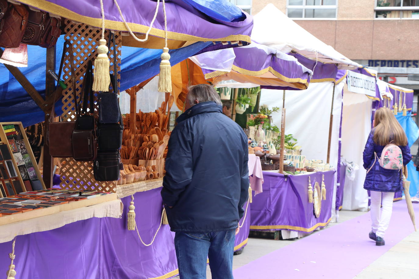 Una veintena de expositores de artesanía muestra sus productos en la plaza de las Cortes leonesas. 