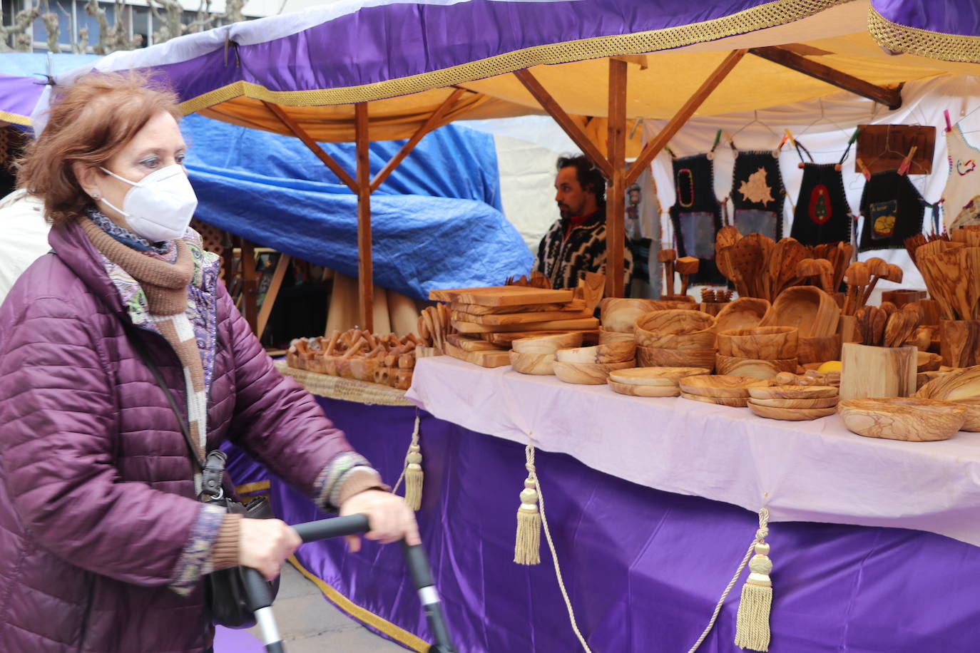 Una veintena de expositores de artesanía muestra sus productos en la plaza de las Cortes leonesas. 