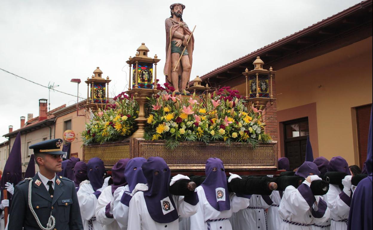 La tradición de la Semana Santa vuelve a Santa Marina del Rey tras el parón pro la pandemia.