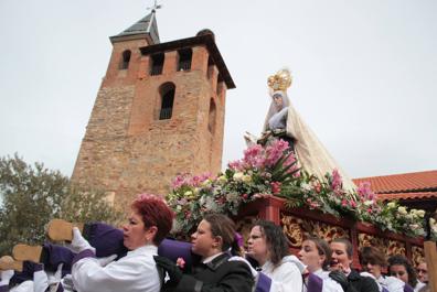 Imagen secundaria 1 - La tradición de la Semana Santa vueñlve a Santa Marina del Rey.