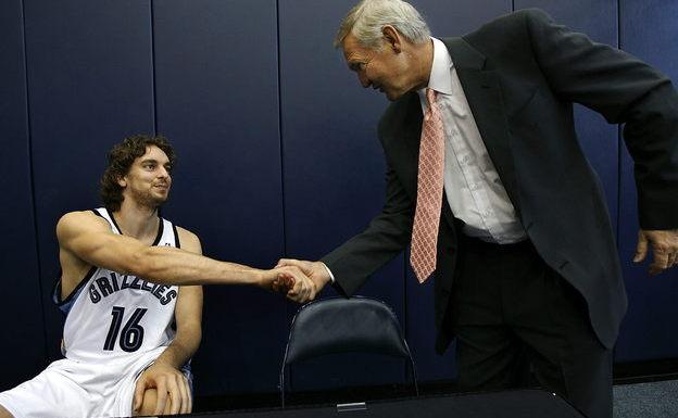 Jerry West saluda a Pau Gasol.