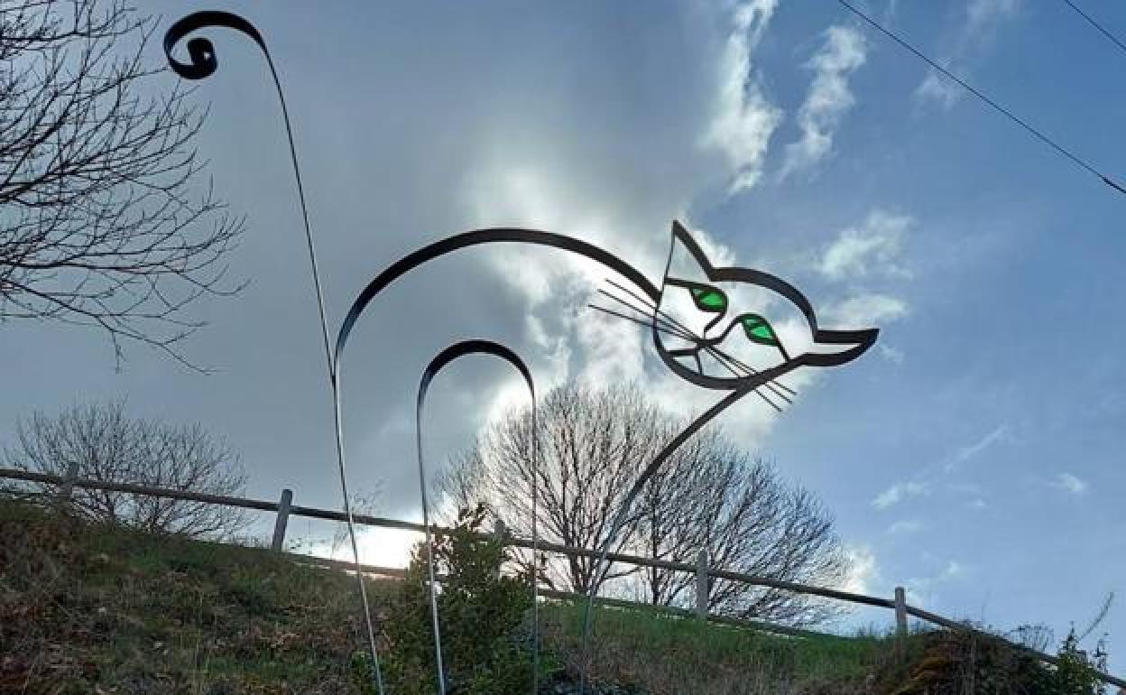 La localidad de Peñalba de Santiago acoge la escultura de un gato realizada por Santiago Castelao.