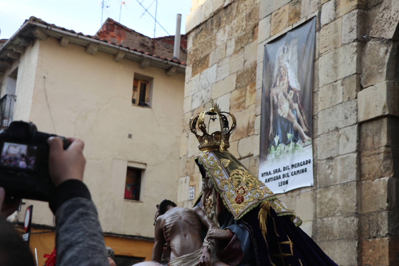 La Virgen del Mercado anuncia a los leoneses en inicio de la Semana Santa.