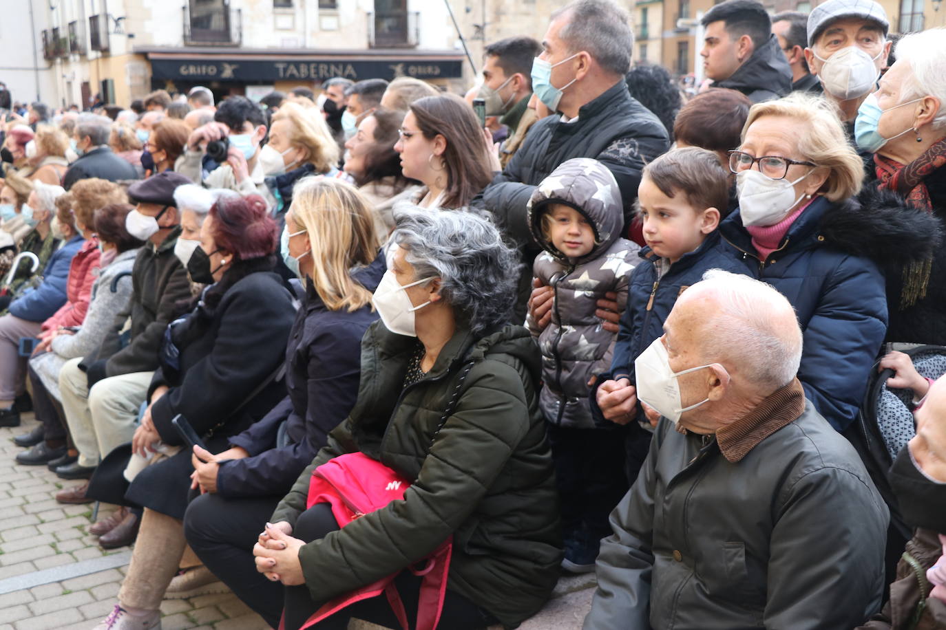 La Virgen del Mercado anuncia a los leoneses en inicio de la Semana Santa.