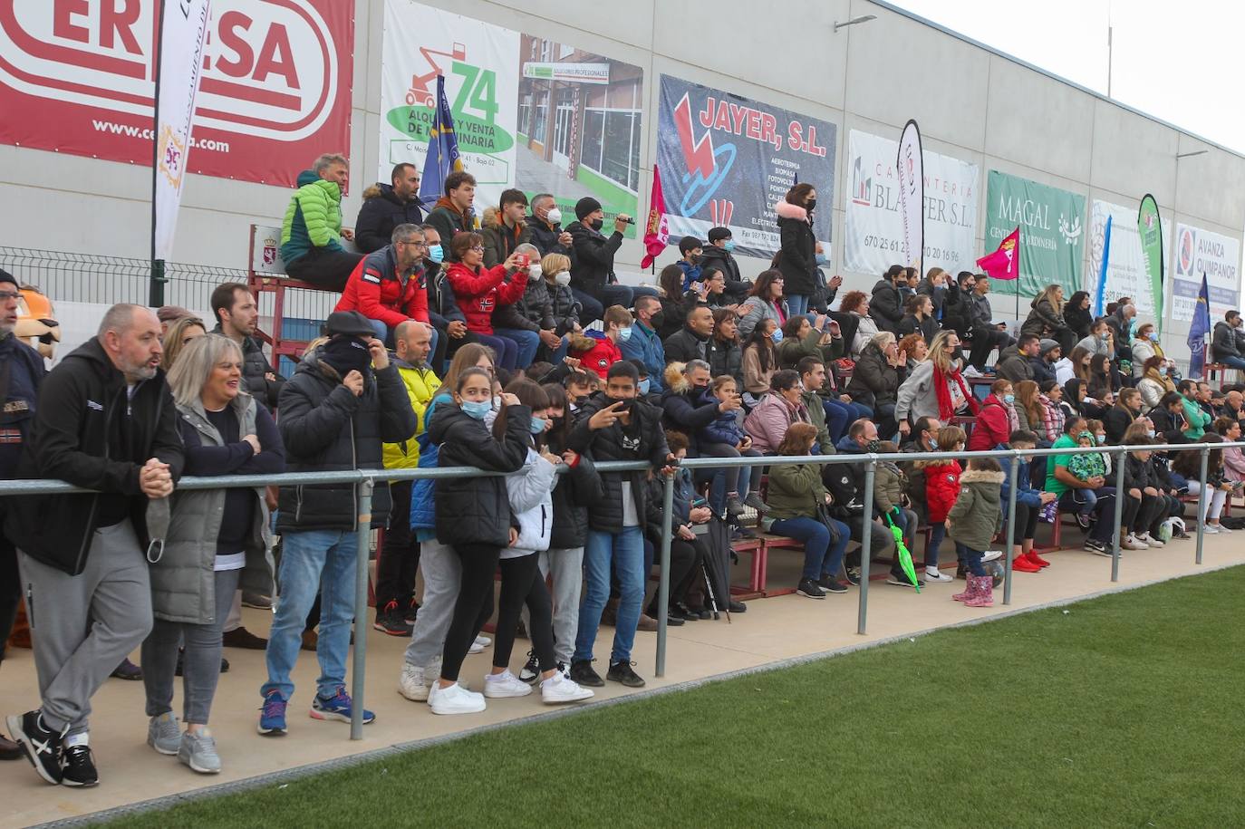 Partido inaugural entre el Olimpico de León y el Atlético de Madrid. 