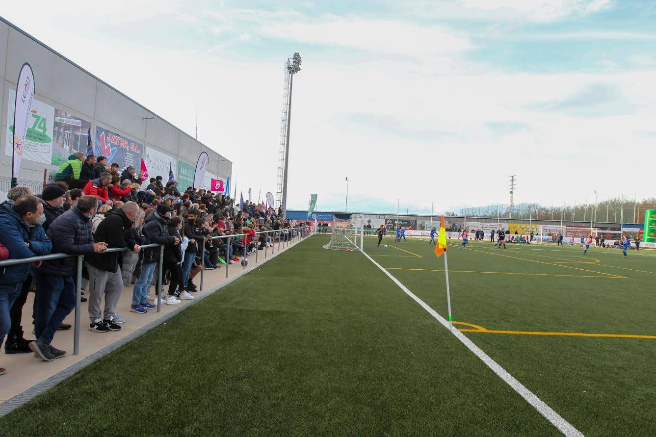 Partido inaugural entre el Olimpico de León y el Atlético de Madrid. 