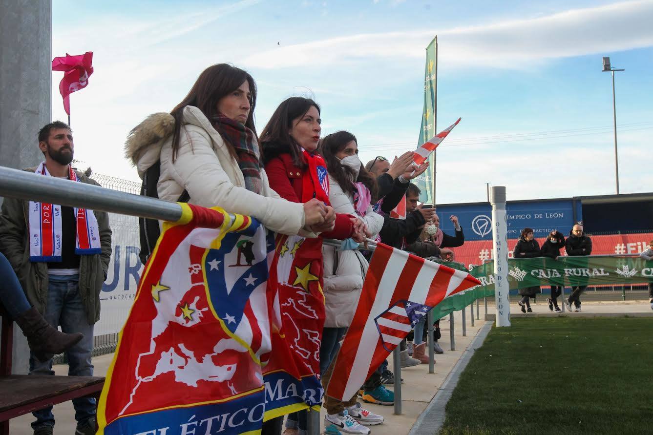 Partido inaugural entre el Olimpico de León y el Atlético de Madrid. 