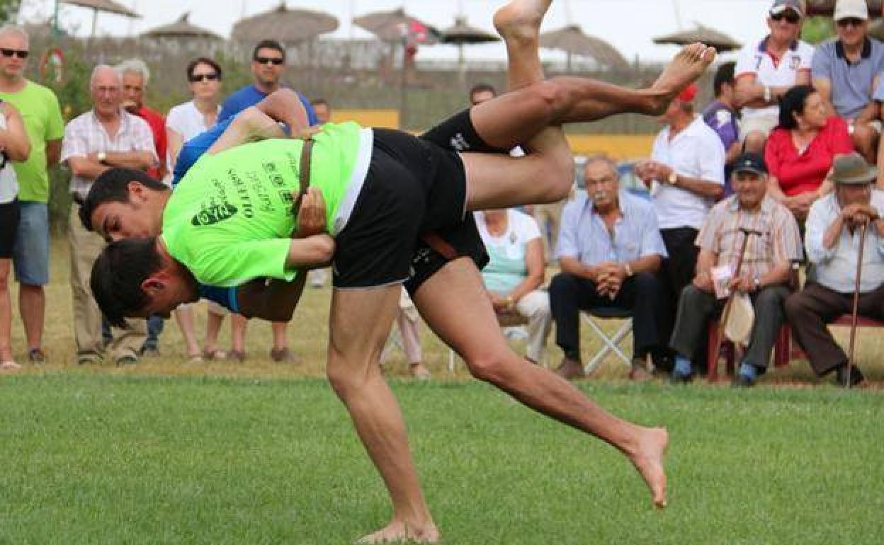 Combate de lucha leonesa. 