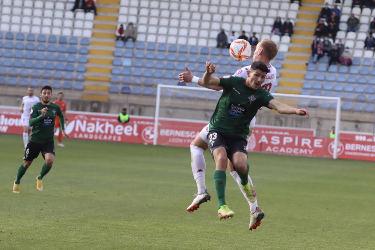 Lance de juego en el Cultural- Racing de Ferrol. 