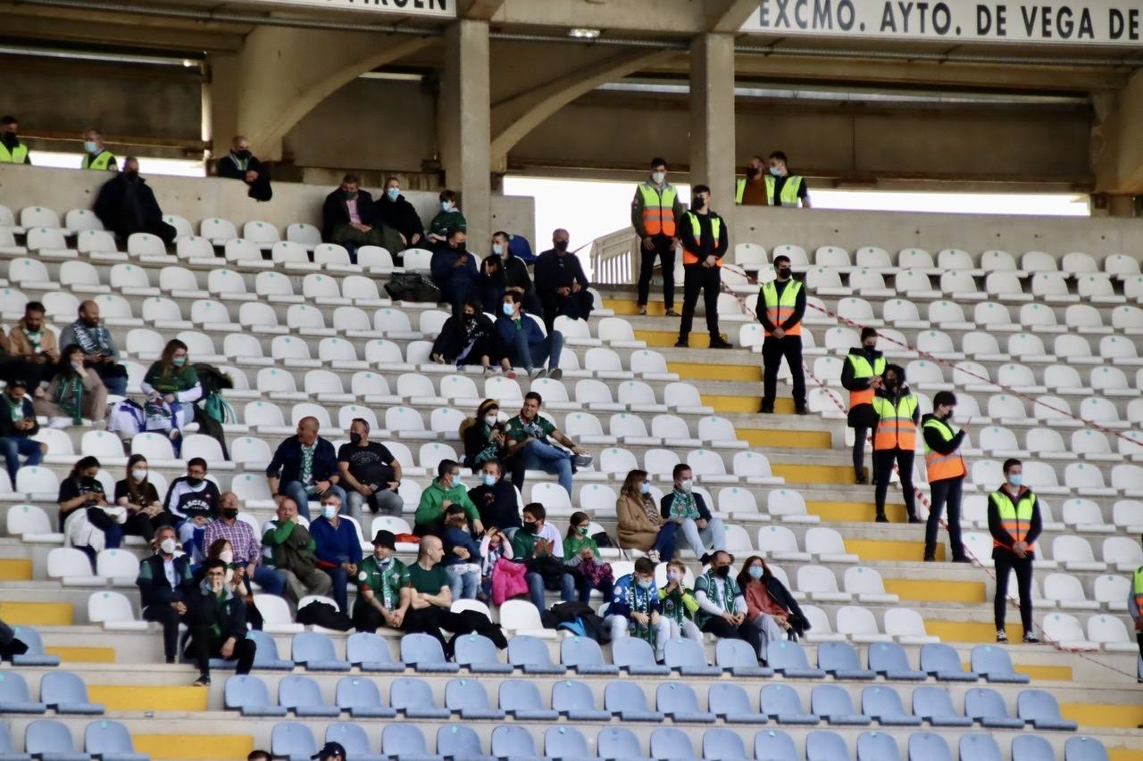 Lance de juego en el Cultural- Racing de Ferrol. 