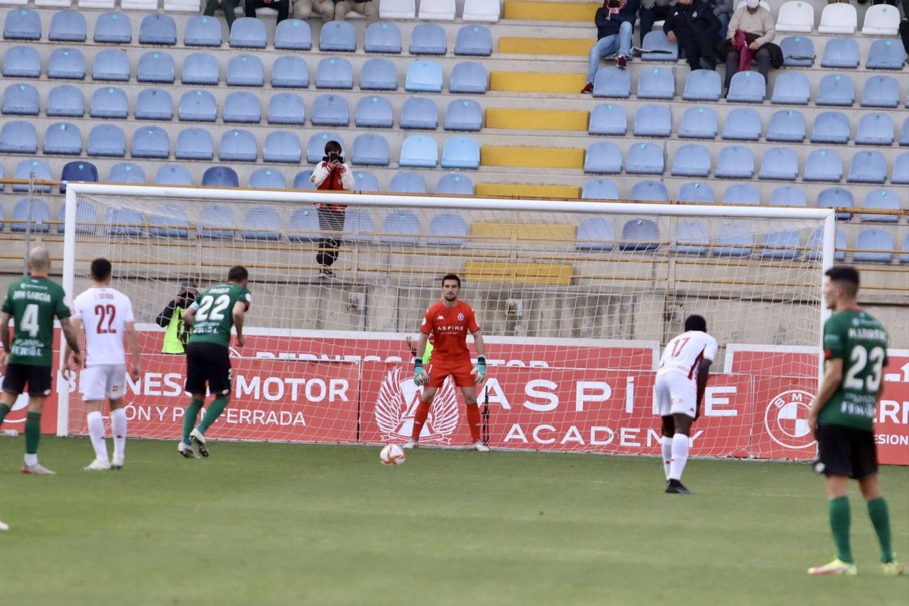 Lance de juego en el Cultural- Racing de Ferrol. 
