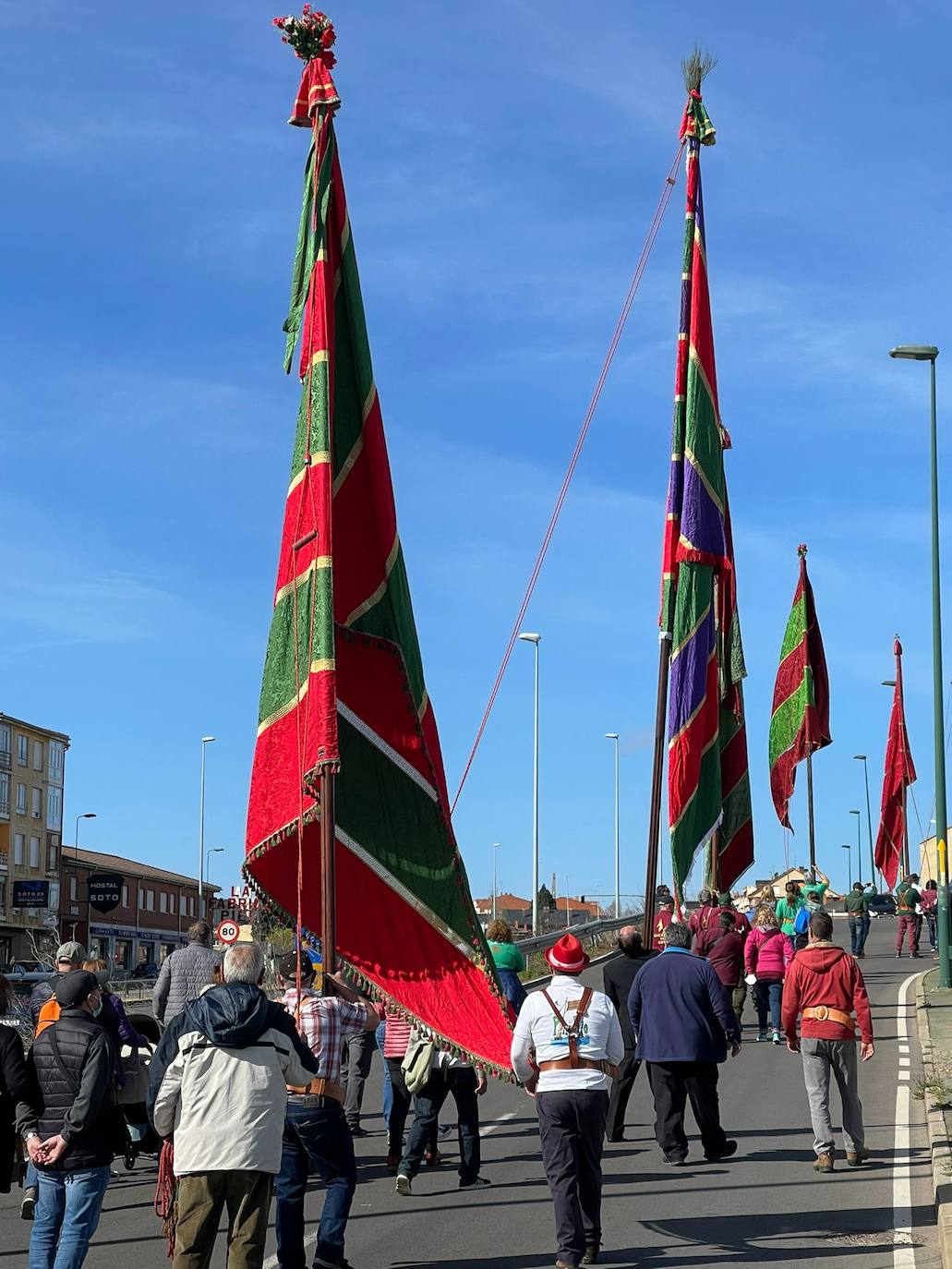 Pendones en La Virgen del Camino. 