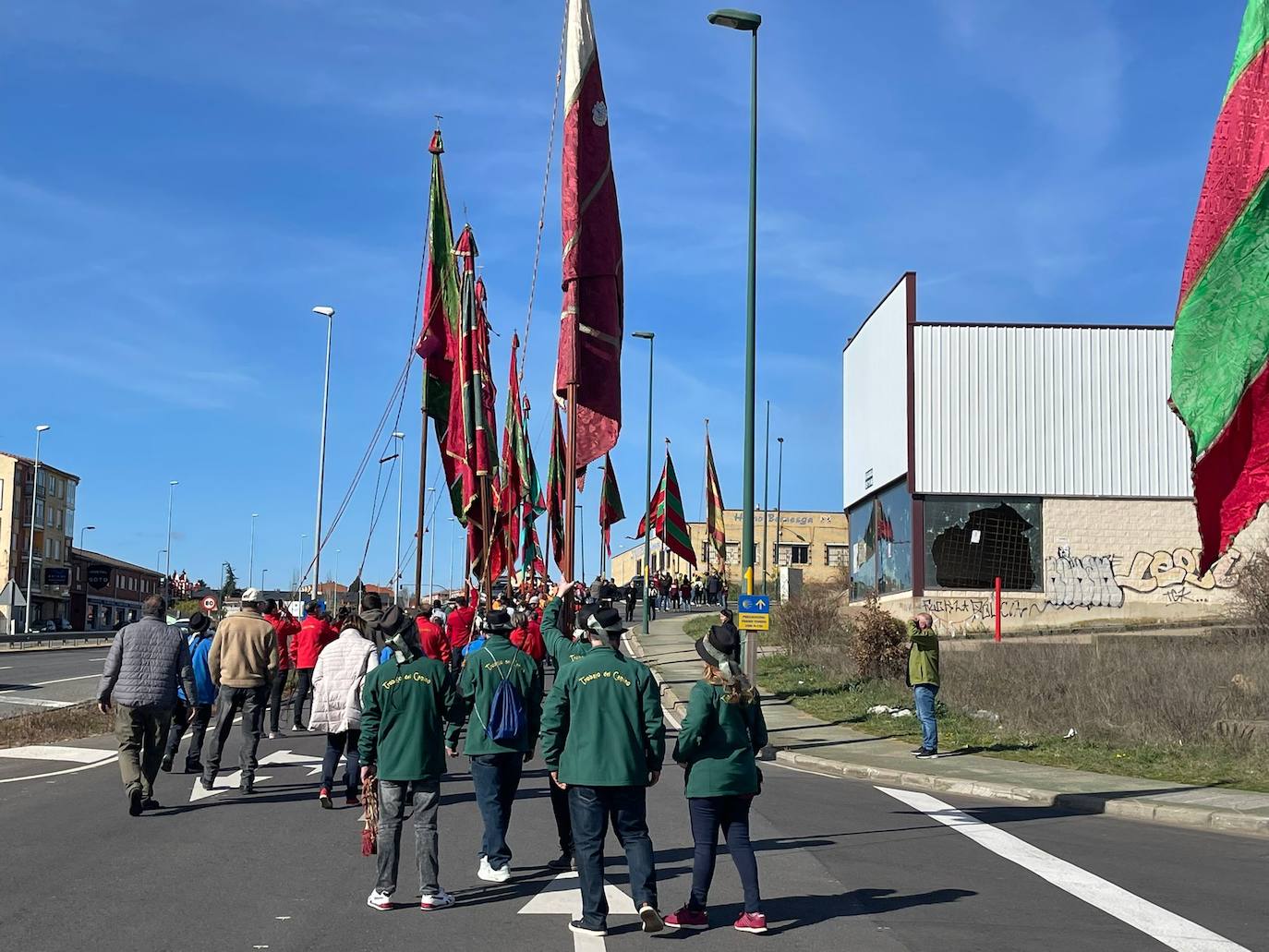 Pendones en La Virgen del Camino. 