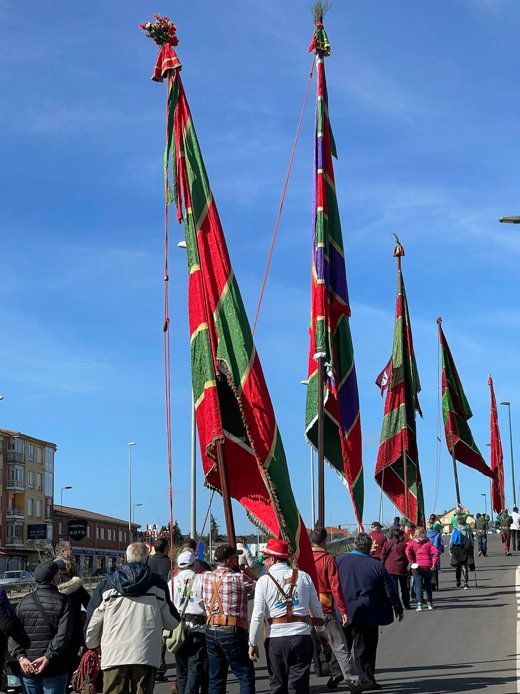 Pendones en La Virgen del Camino. 