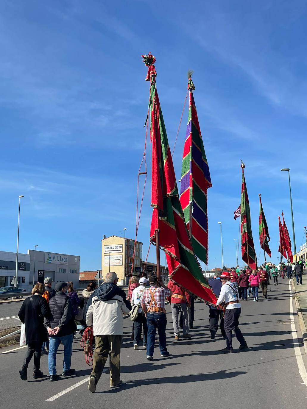 Pendones en La Virgen del Camino. 