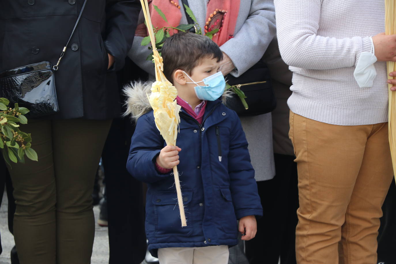 Miles de personas se asoman al paso de la borriquilla por las calles de León.