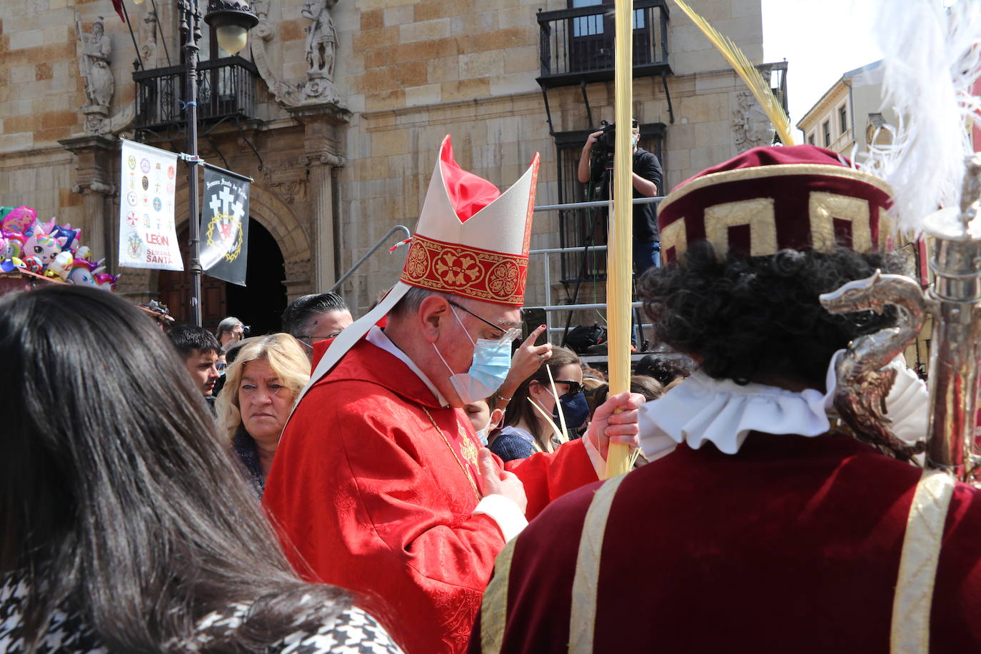Miles de personas se asoman al paso de la borriquilla por las calles de León.